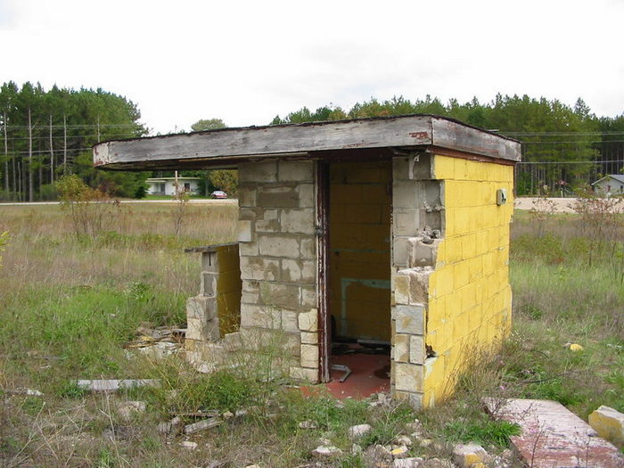 Hilltop Drive-In Theatre - September 2003 Photo (newer photo)